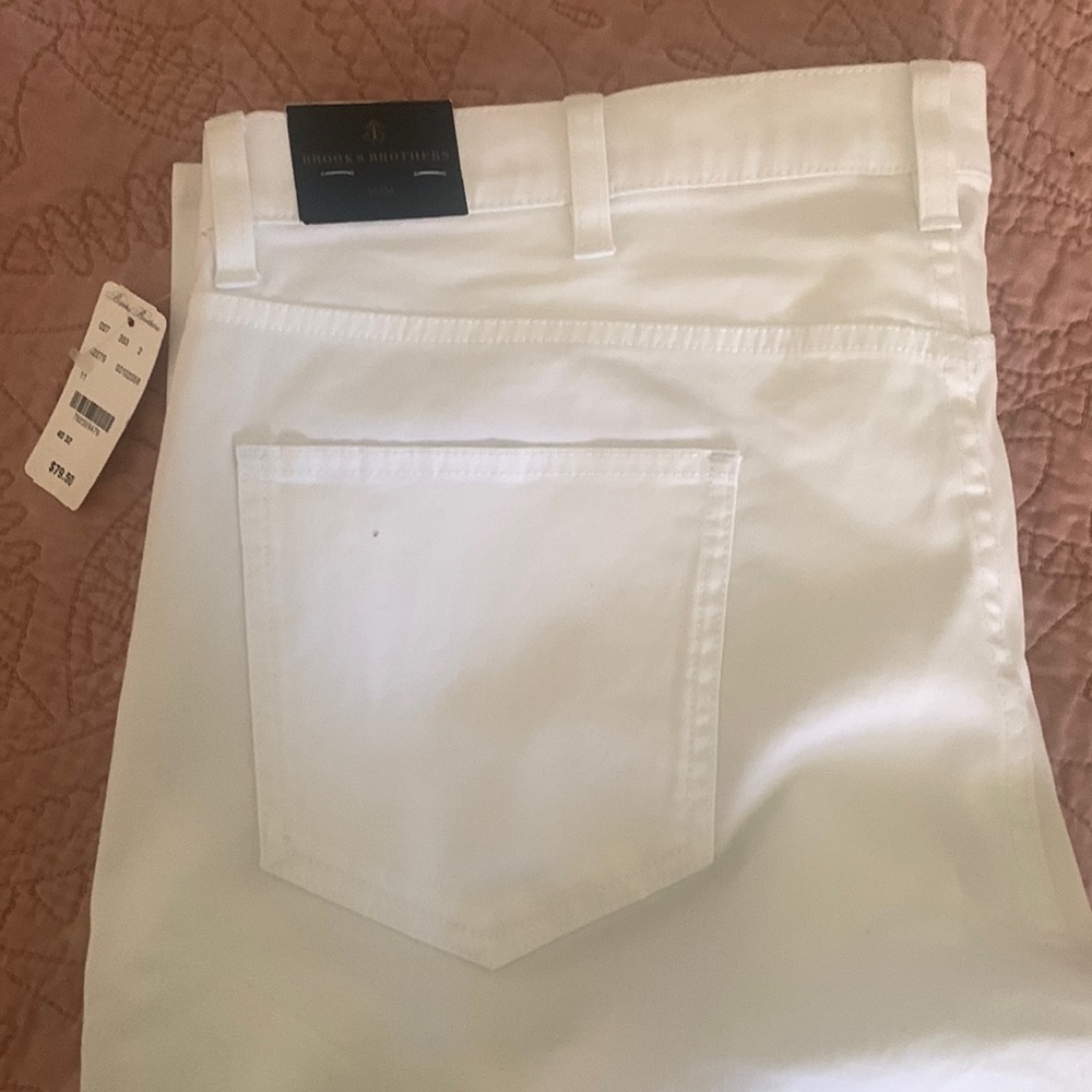 Brooks Brothers 40x32 White Jeans. New with tags from smoke free home